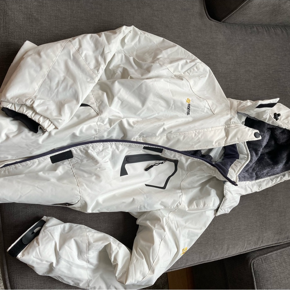 Beautiful white women’s winter coat. Very warm!